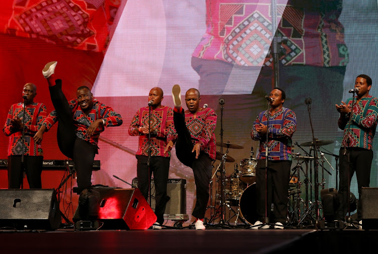 ladysmith-black-mambazo-brush-off-power-outage-while-performing-for-the-late-mandela